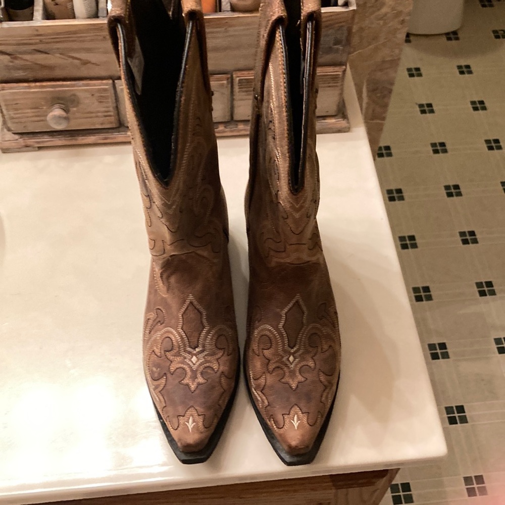 Cowgirl boots size 8.5